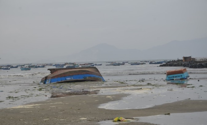 Son 67 embarcaciones pesqueras siniestradas por el oleaje en la costa peruana
