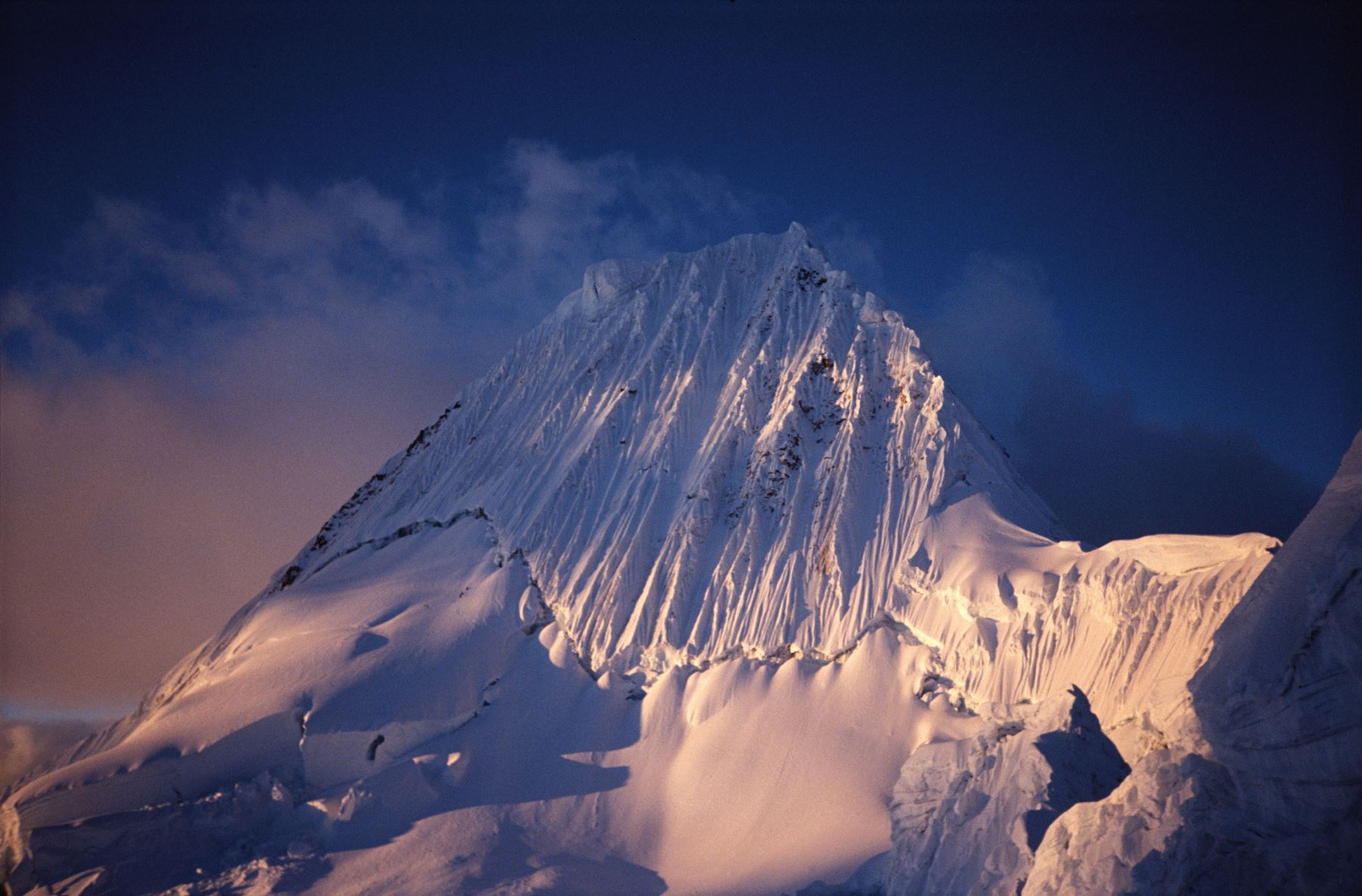 Nevado Alpamayo en Áncash, la montaña más bella del mundo