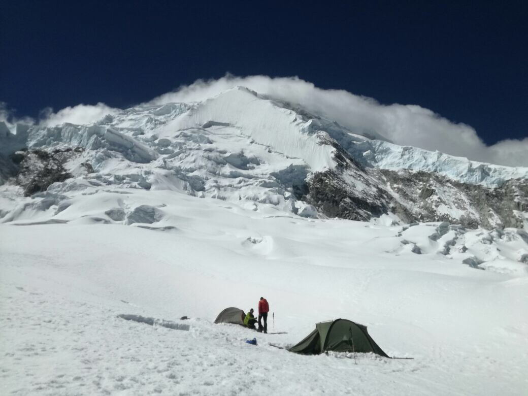Guías Profesionales Montaña peruanos son los primeros en coronar la cumbre del Huascarán este 2017