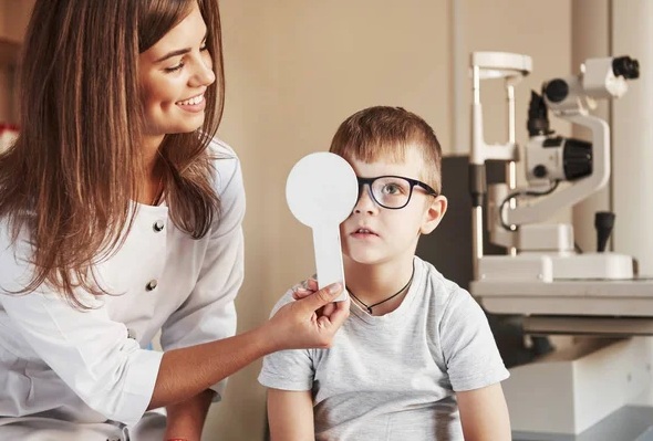 ¿Puede la terapia con luz roja retardar la miopía en los niños?