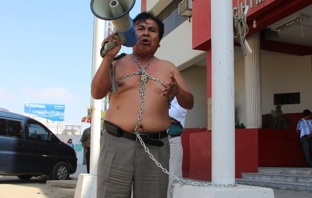 Nolasco vuelve a encadenarse frente a la Corte del Santa, clama justicia