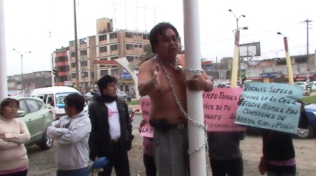 Nolasco se encadenó para reclamar justicia, pero policías lo golpearon