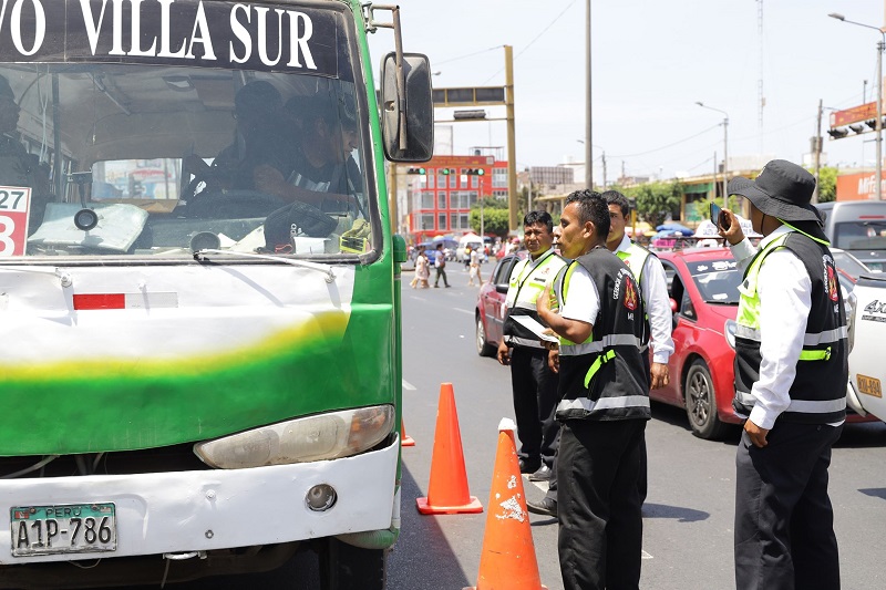 Notifican a choferes de vehículos de transporte masivo antiguos para que dejen de circular