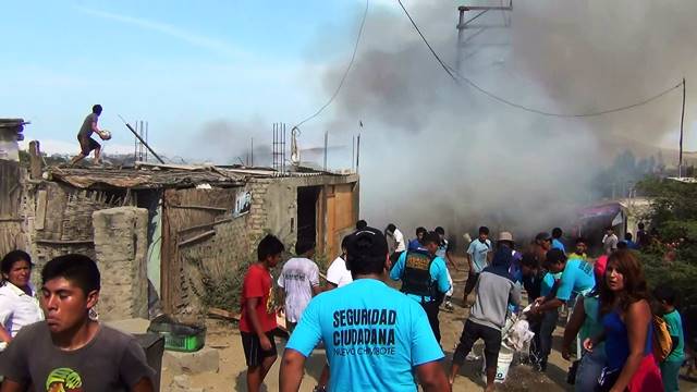Dantesco incendio consumió  seis ranchos en asentamiento humano de Nuevo Chimbote