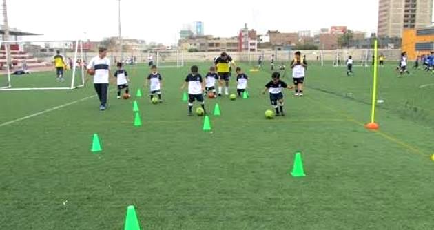 Nuevo Chimbote: decenas de niños inician temporada futbolística en academia del Club Alianza Lima