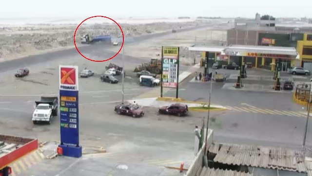 Nuevo Chimbote: Colectivo ocasionó despiste de trailer que pudo ocasionar una tragedia en Panamericana Norte