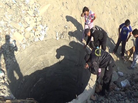 Nuevo Chimbote: serenos rescatan a perro que cayó en profundo pozo 