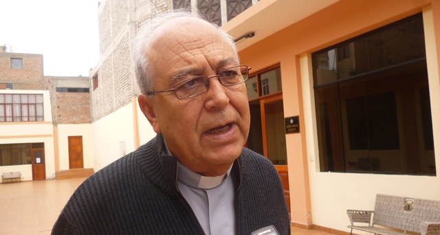 Sacerdote Luis Palomino tendrá que sopesar entre el sacerdocio y la política, dice el Obispo