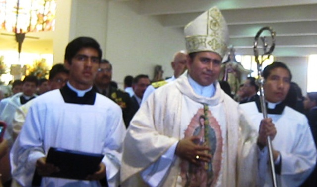 Juez ordena a ex Obispo Auxiliar de Lima reconocer paternidad de su hija (video)