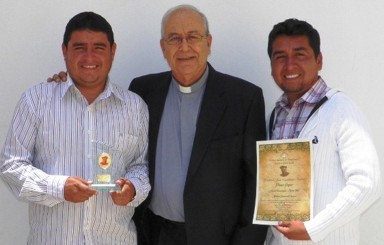  Mons. Simón Piorno felicitó a staff de Chimbotenlinea por Premio Nacional de Periodismo