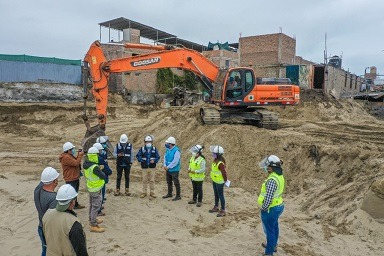 Supervisan avance de construcción del hospital El Progreso en Chimbote  
