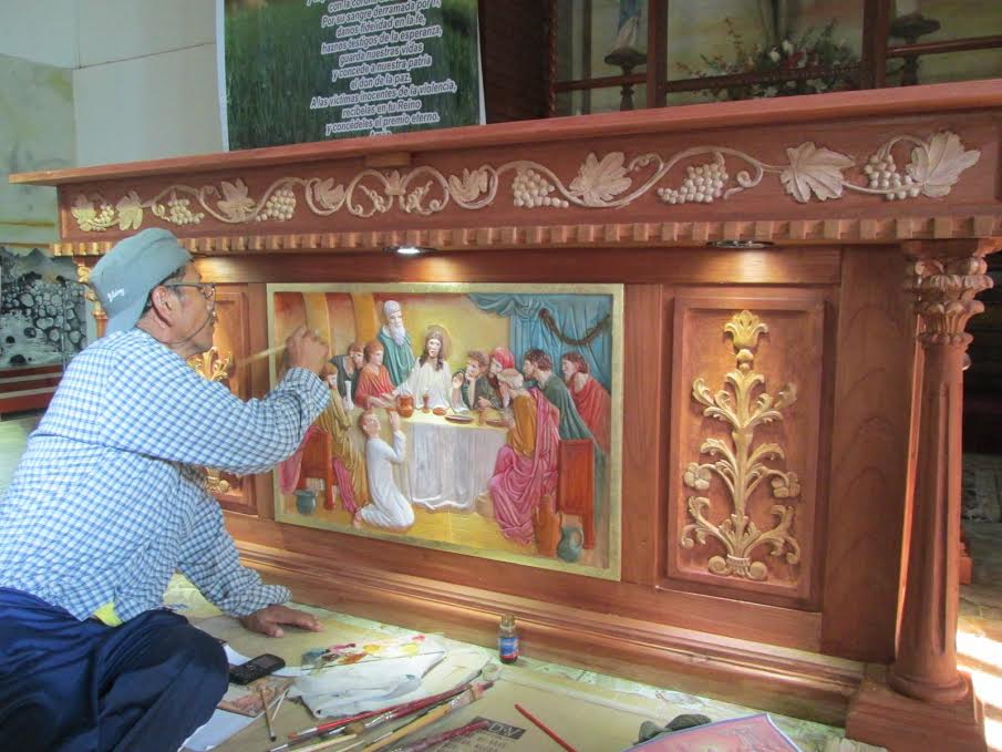 Artesanos realizan obra de arte en parroquia de Santa en memoria de padre Sandro