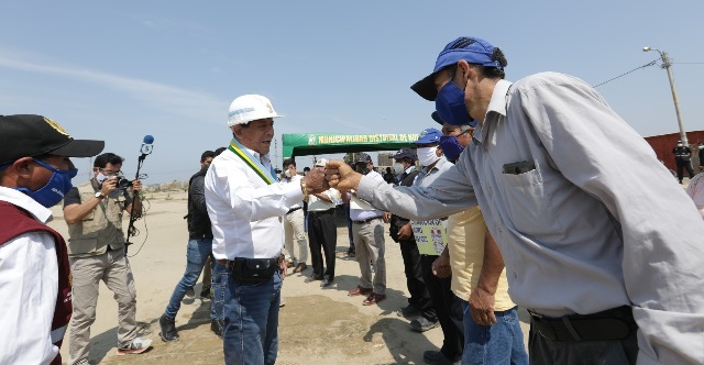 Vecinos de zona rural de Nuevo Chimbote son beneficiados con obras de educación y electrificación