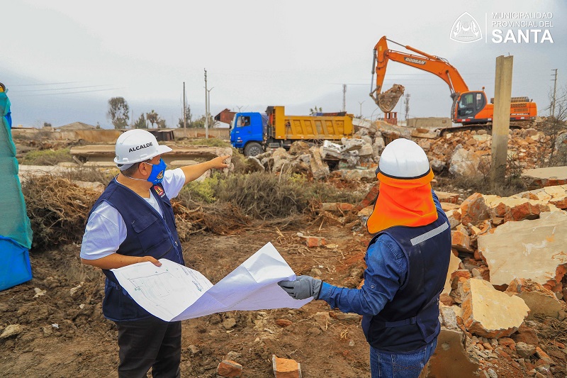Supervisan trabajos de modernización del muelle municipal de Chimbote