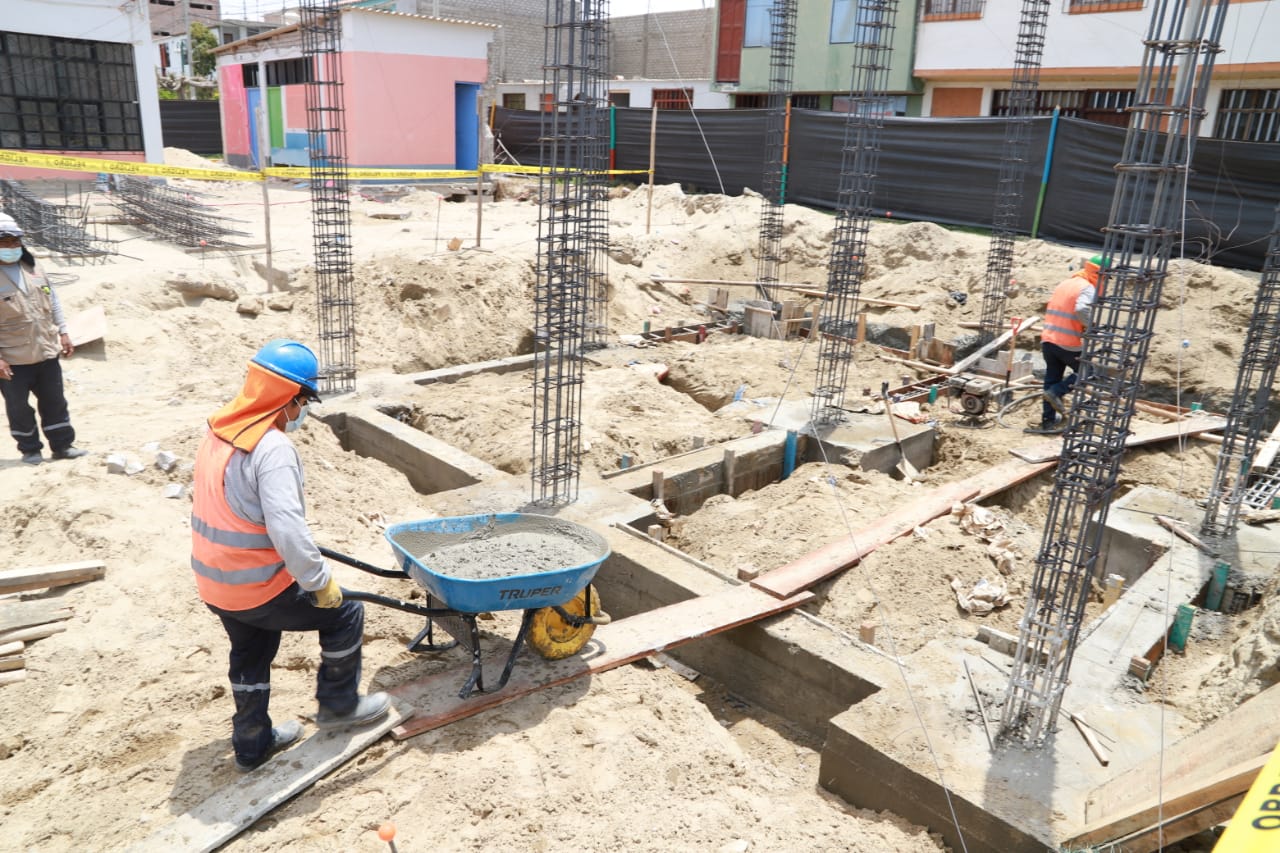 Alcalde Briceño entregó saneamiento físico para obra en jardín Nº 1564 en Los Héroes