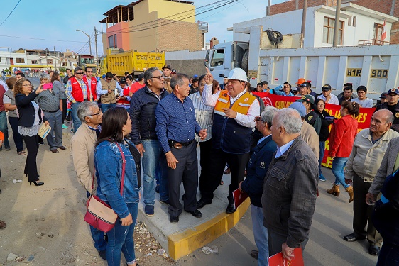 Alcalde Briceño colocó primera piedra en obras para mejorar calles en Los Pinos