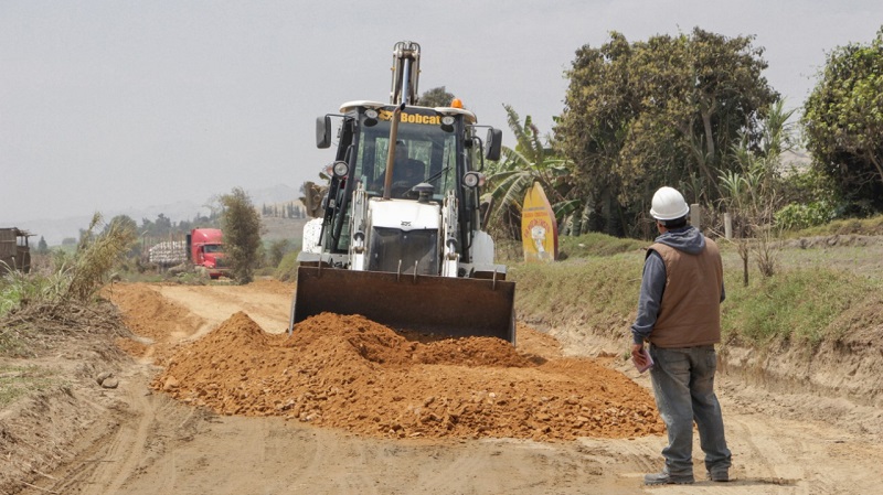 Gerente inspeccionó obra de mejoramiento de caminos en 14 Incas en Cambio Puente