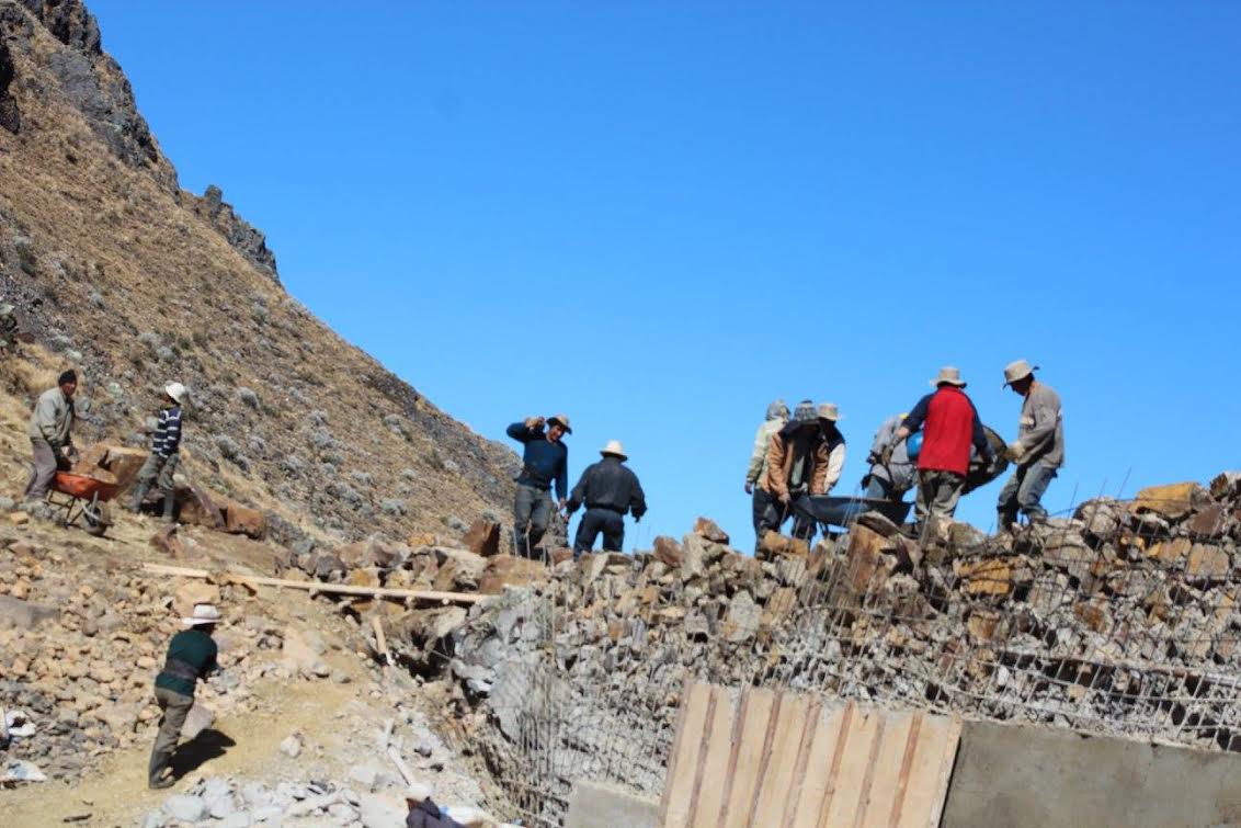 Realizan obras de mejoramiento en la laguna Agorgoñe en Pallasca