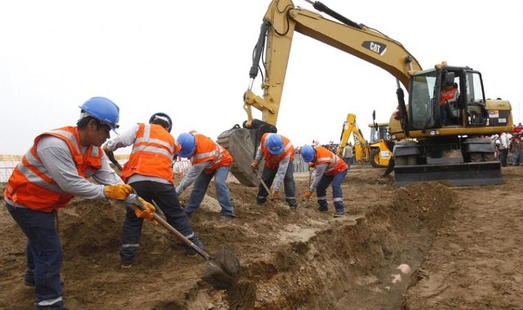Transfieren más de S/ 36 millones a 21 municipios en 7 regiones para obras de reconstrucción