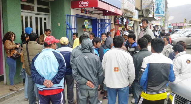  Obreros de polideportivo en pueblo joven San Pedro exigen pagos atrasados