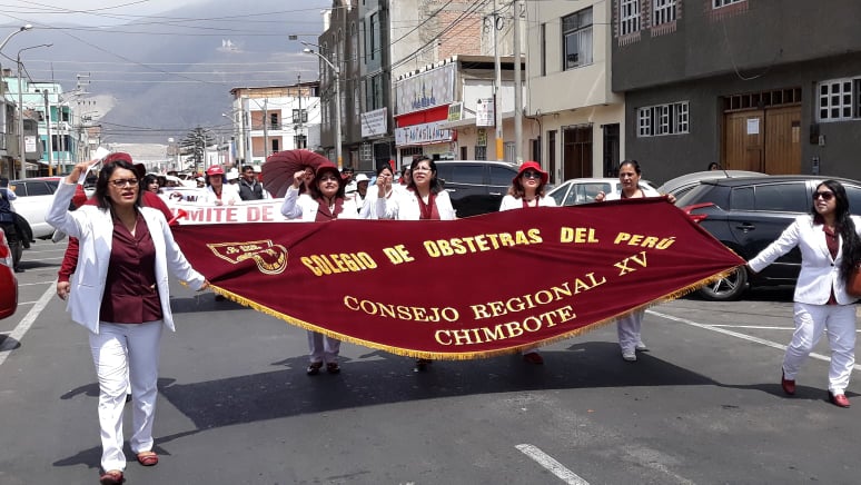 Chimbote: Obstetras se movilizan en rechazo a la pretensión de modificar el perfil profesional