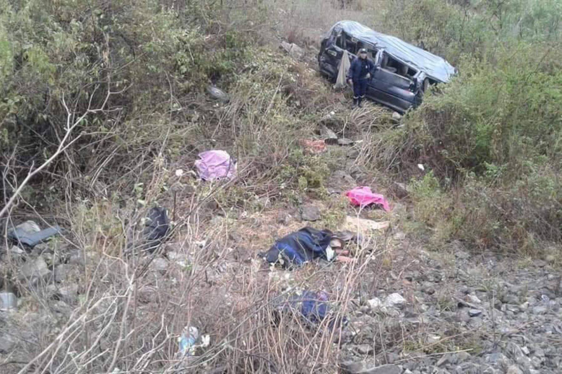 Áncash: ocho personas mueren tras vuelco de combi en el distrito de Acochaca