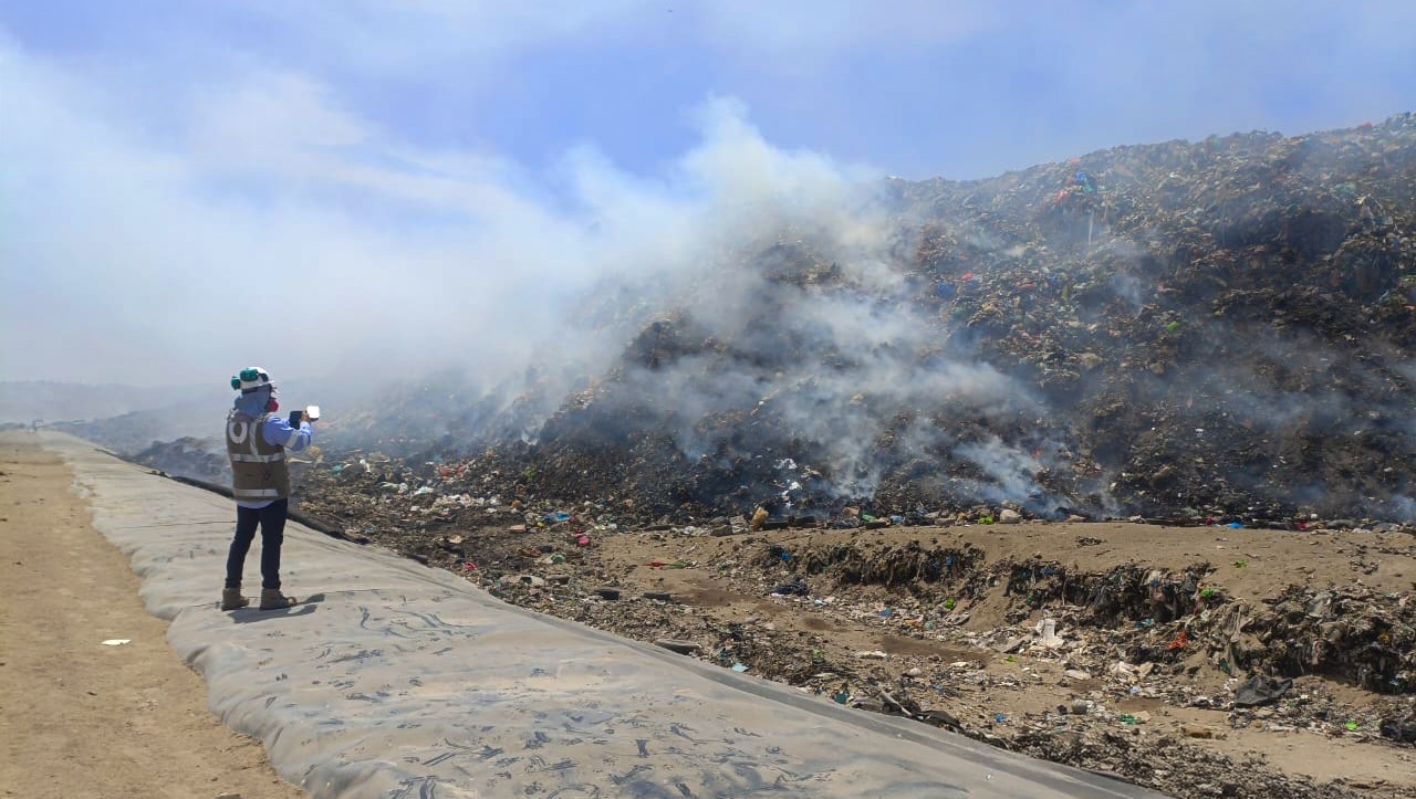 OEFA supervisa incendio en zona de disposición de residuos sólidos municipales en Chimbote 