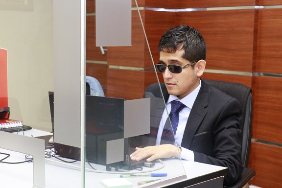 Chimbote: joven abogado con discapacidad visual asume como trabajador en la Corte del Santa