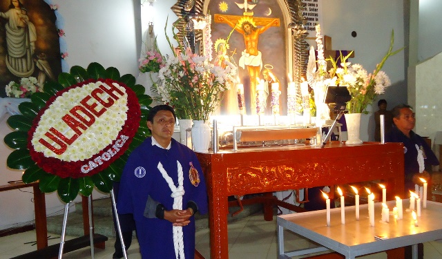 Universitarios y docentes asistieron a misa del Señor de los Milagros