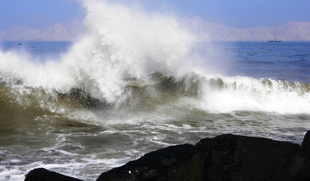 Ordenan cierre de Puerto de Chimbote debido a fuerte oleaje