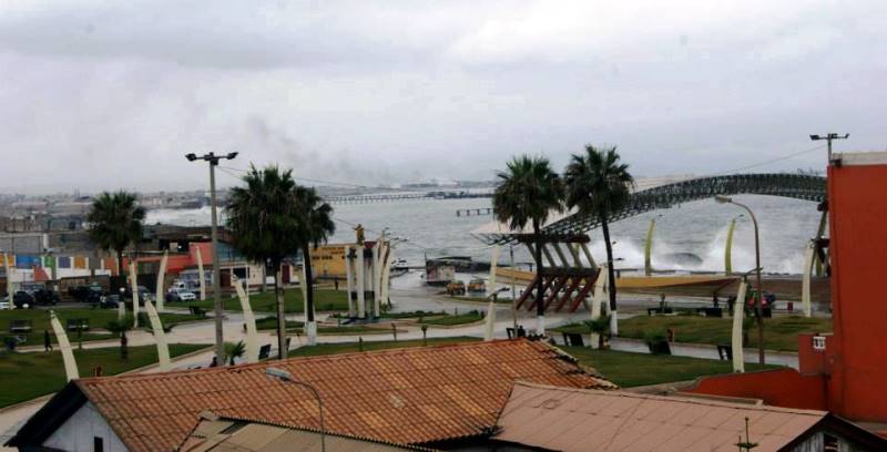 Olas de hasta 3 metros inundan principales vías de la costanera