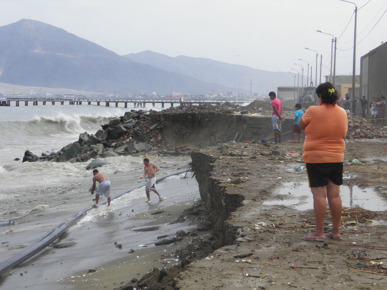 Fuertes oleajes vuelve inundar viviendas y provoca erosión de la costanera de Chimbote