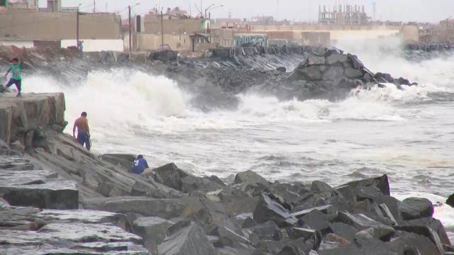 Fuerte oleaje continúa golpeando la zona costera de Chimbote y puerto sigue cerrado