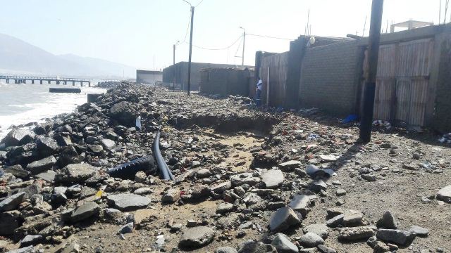 Ochenta familias de “Florida Alta” en peligro por fuertes oleajes en Chimbote