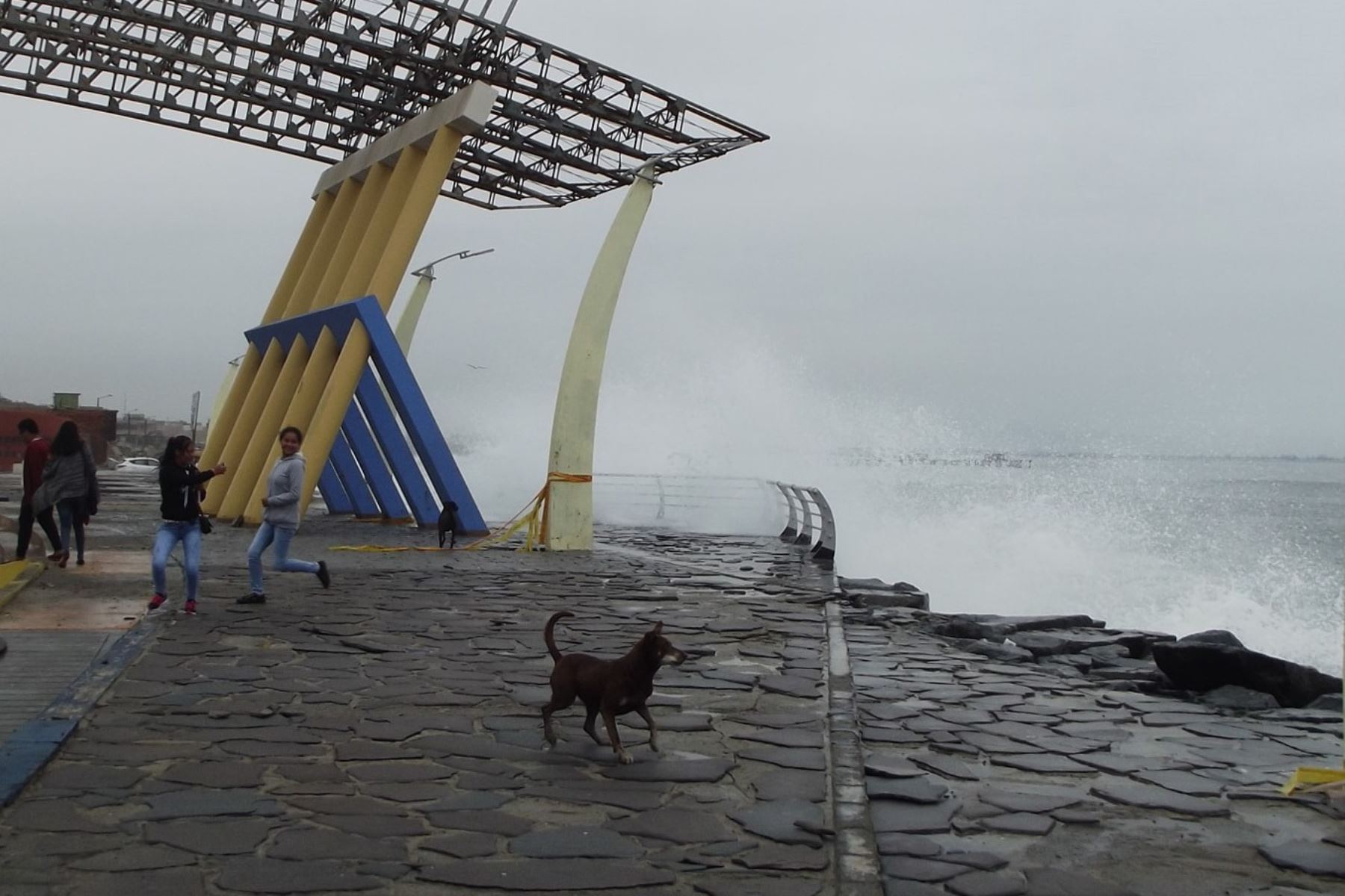 Chimbotanos alarmados por oleajes anómalos  registrados en zona costera 