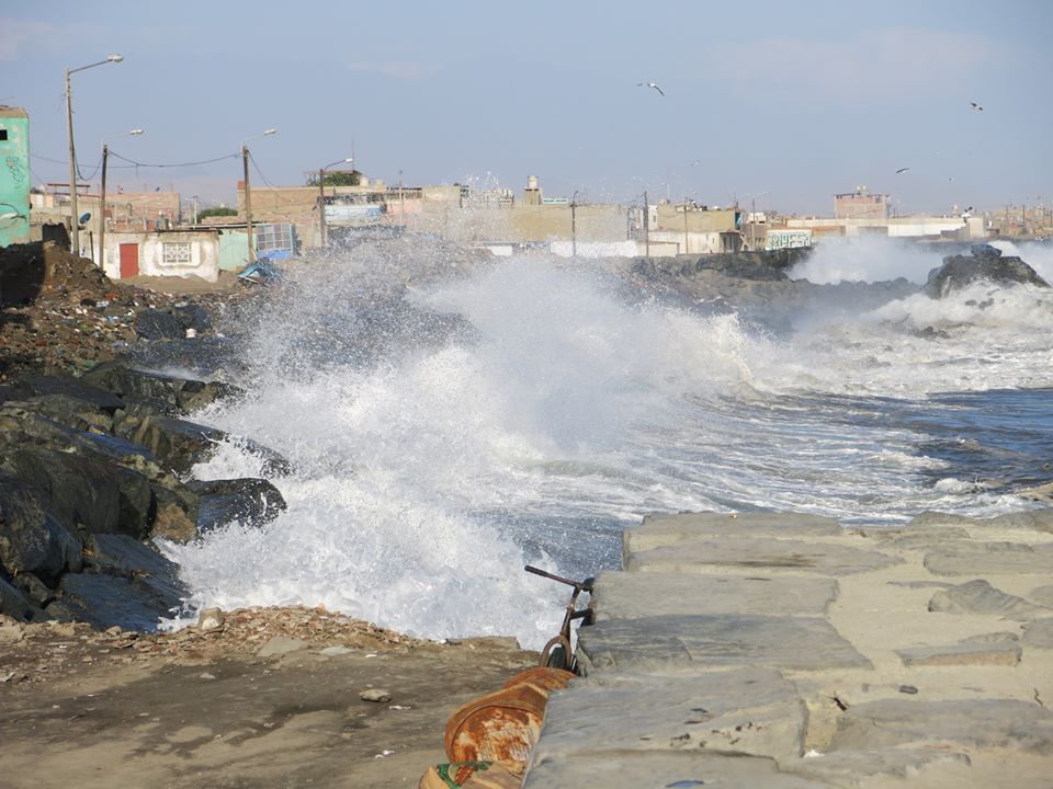 Fuertes oleajes ponen en alerta a población de la zona costera de Chimbote