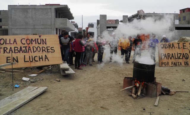 Obreros realizan olla común en obra del "21 de Abril" porque no les pagan
