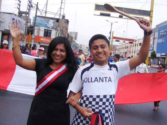 Con singular parodia de Nadine y Ollanta judiciales vuelven a las calles en Chimbote