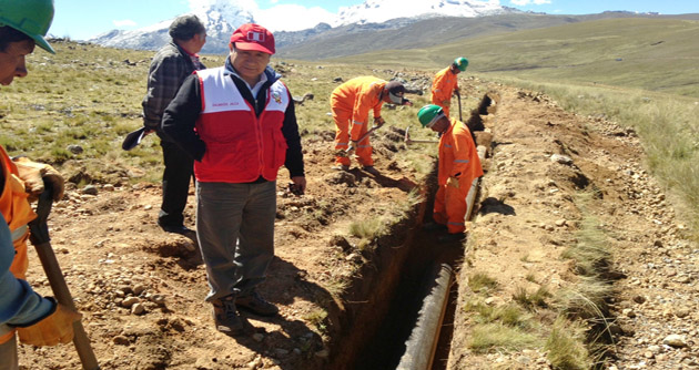 Congresista Julca supervisó sistema de riego en Olleros