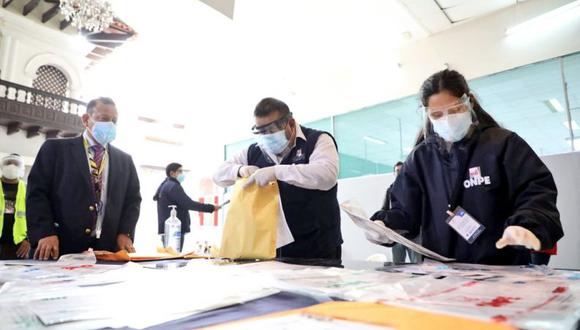 Castillo y Fujimori: los votos que aún están en juego y la ruta de las actas observadas