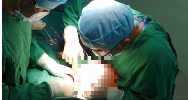 Oncólogo extrae un tumor de 4 kilos de una paciente en el Hospital La Caleta de Chimbote
