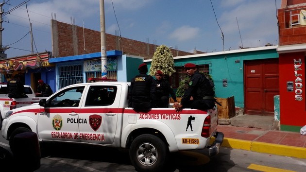 Escuadrón de Emergencia atrapa a sujetos acusados de robar el celular a estudiante universitaria en Chimbote