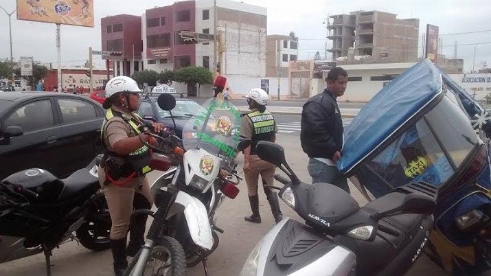   Familiares de mototaxista atacan a policías con cuchillos y piedras durante operativo