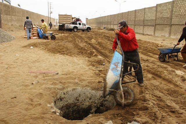 Más de 65 buzones clandestinos de pesqueras fueron tapeados en zona industrial de Chimbote