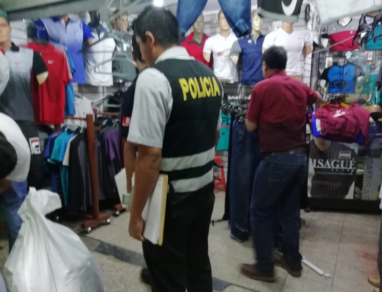  Incautan prendas de vestir “bamba” que se vendía en mercado de Chimbote por un importe de 13 mil soles