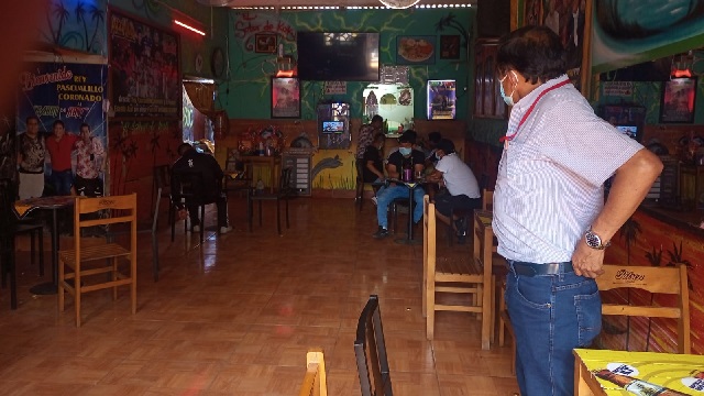Chimbote: intervienen local que vendía bebidas alcohólicas y “covidiotas” salieron corriendo