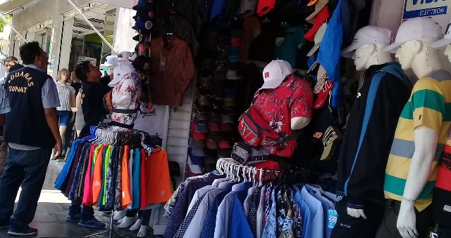 Decomisan gorras y prendas de vestir "bamba" en Chimbote por un monto de más de 12 mil soles