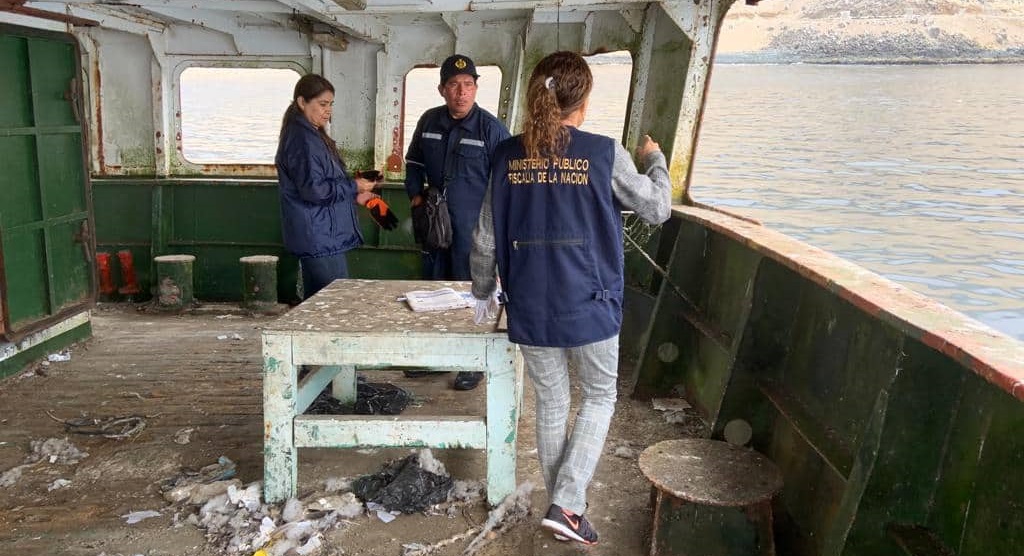 Fiscalía investiga contaminación al ecosistema marino de lanchas abandonadas en Chimbote