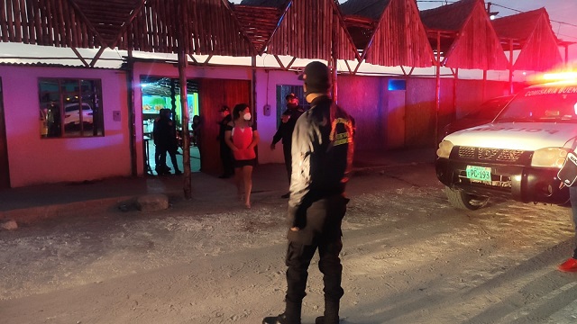 Intervienen a 50 sujetos bebiendo alcohol al interior de cevichería en Nuevo Chimbote