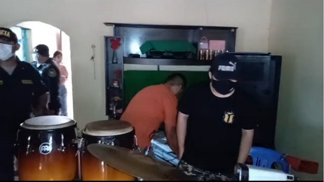 Policía de Chimbote interviene fiesta con chancalatas y cerveza en “Reubicación”